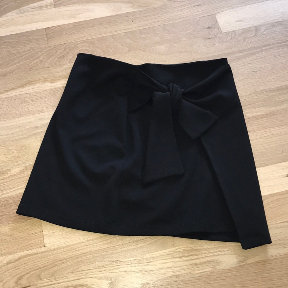 Forever 21 black skirt. NEVER WORN!
